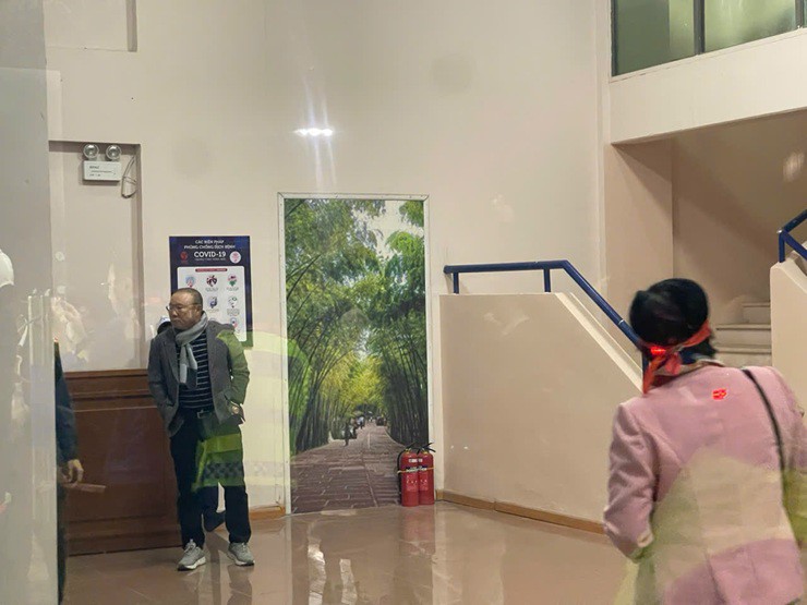 Thầy Park đến sân Việt Trì cổ vũ ĐT Việt Nam đấu Thái Lan chung kết AFF Cup - 2