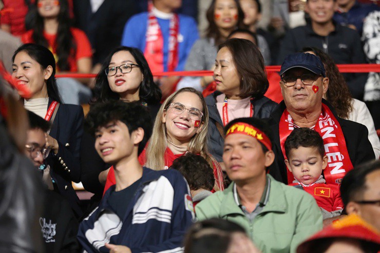 Bà xã Marcele Seippel của tiền đạo Nguyễn Xuân Son nở nụ cười trên khán đài. Được biết, cô vừa nhận lại lời cầu hôn của chồng vào hôm 1/1.