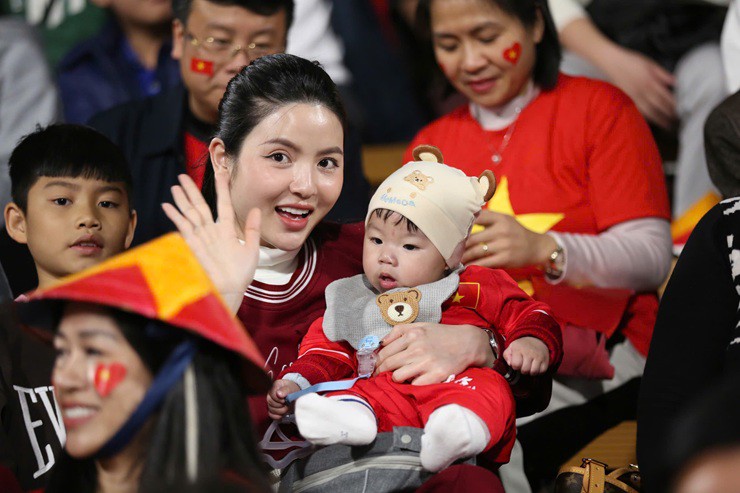 Chu Thanh Huyền, vợ của Quang Hải, bế con trai trên khán đài cổ vũ cho chồng và ĐT Việt Nam thi đấu.