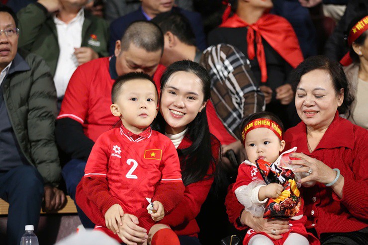 Quỳnh Anh, vợ trung vệ đội trưởng Duy Mạnh, cùng con trai cũng tới sân cổ vũ ĐT Việt Nam. Trận này, Duy Mạnh ngồi trên băng ghế dự bị.
