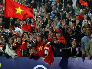 Rực đỏ CĐV Việt Nam đổ về sân Việt Trì, fan nữ khoe sắc trước đại chiến Thái Lan