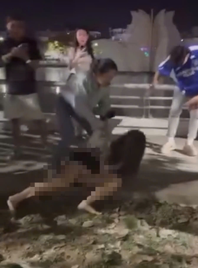 Hình ảnh chị N. bị bà B.T đánh, lột váy, áo. Ảnh cắt từ clip