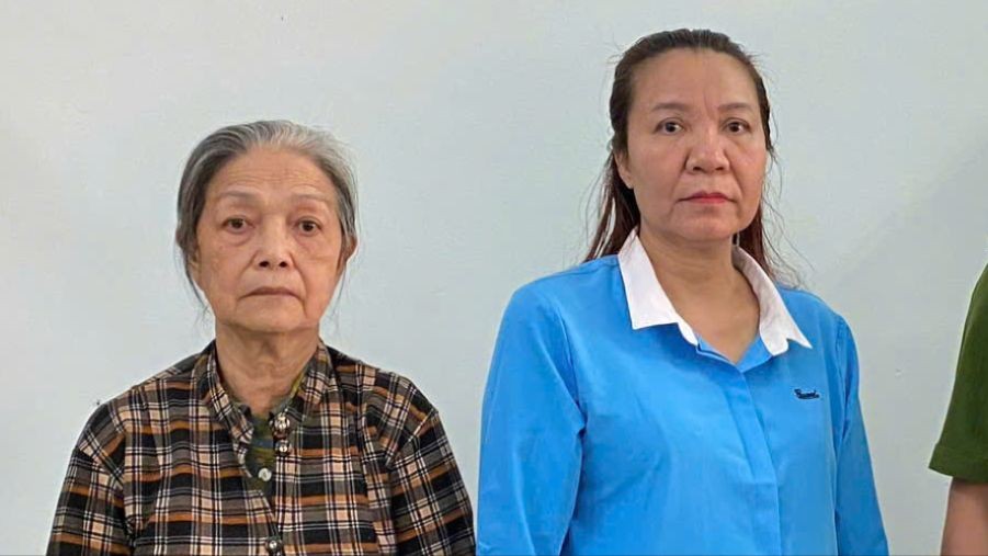 Công an khởi tố, bắt giam với bà Hương (bên phải); cấm đi khỏi nơi cư trú với bà Nhanh. Ảnh: CA