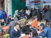 Quán phở ở Hà Nội kín thực khách, cô chủ 24 tuổi từng thái thịt tới chai tay