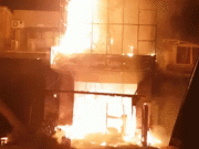 Tin tức - Cháy tiệm spa lúc 1 giờ sáng ở quận 6, hai người leo mái tôn thoát nạn