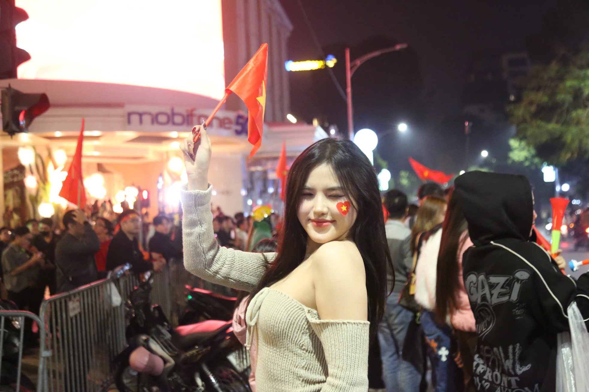 Một bóng hồng có mặt tại Hàng Bài để hòa chung không khí sôi động của người hâm mộ.