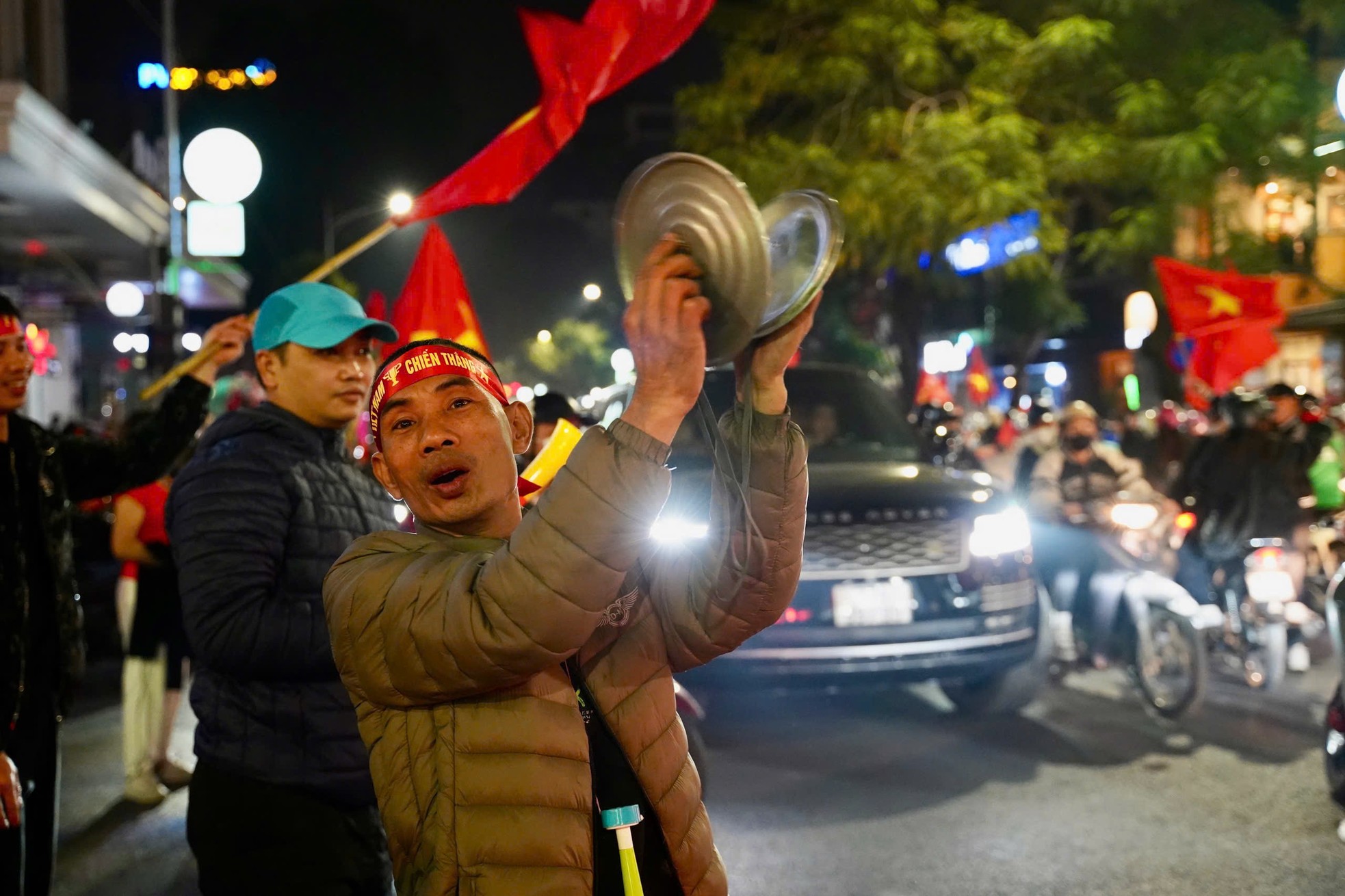 Người hâm hộ mang những vật dụng có thể tạo âm thanh lớn ra đường để ăn mừng.