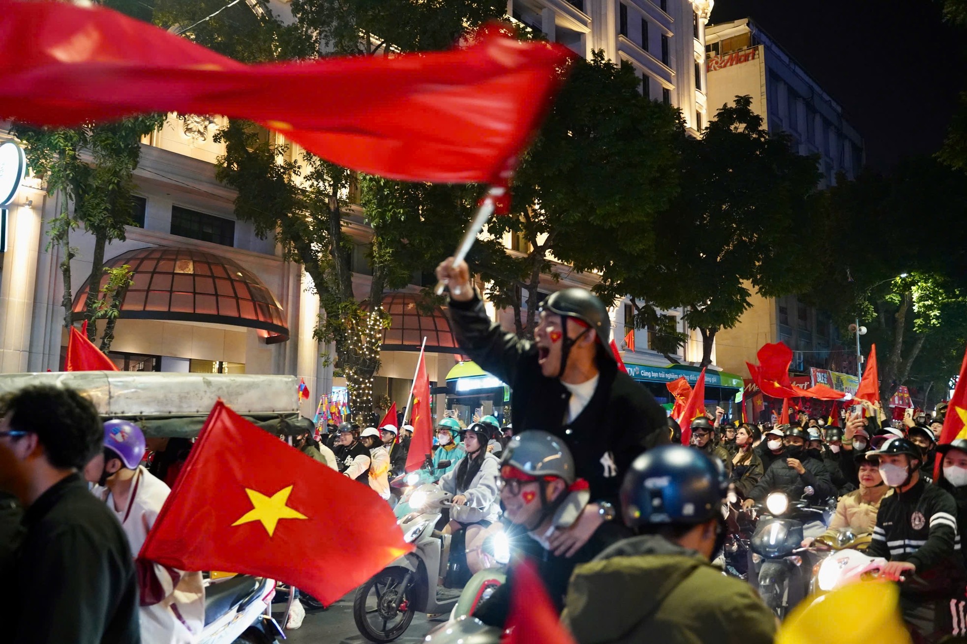 Mọi ngả đường đều tấp nập phương tiện nối đuôi nhau đi bão.