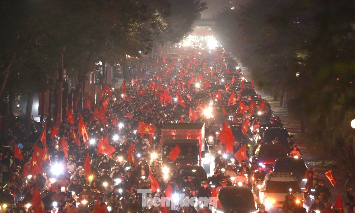 Khoảng 23h, không khí các con phố trung tâm đều tấp nập, sôi động.