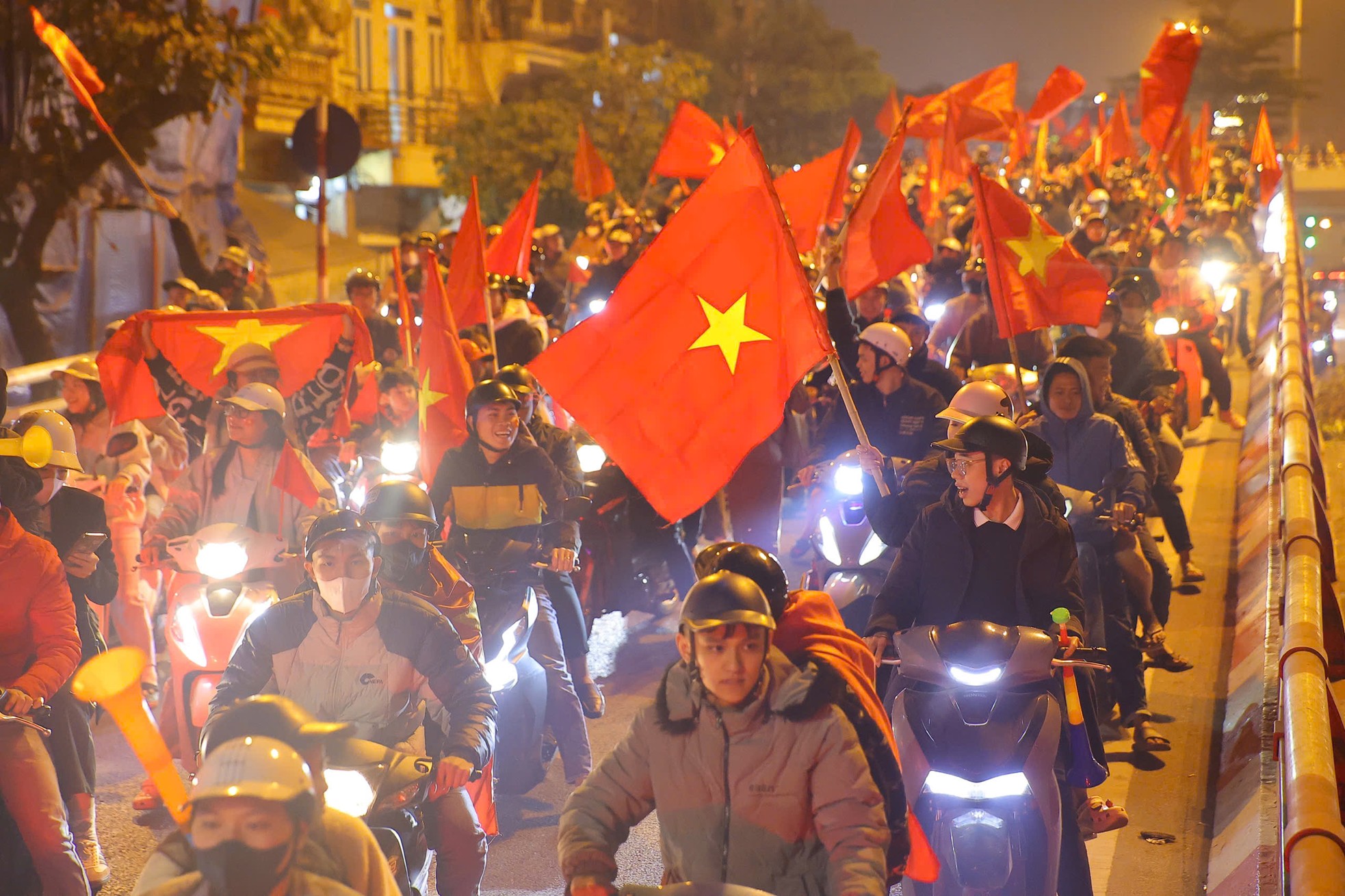 Ngay sau tiếng còi mãn cuộc kết thúc trận đấu chung kết lượt về, hàng vạn người hâm mộ ở Thủ đô đã đổ ra đường ăn mừng chức vô địch ASEAN cup 2024 của ĐT Việt Nam.