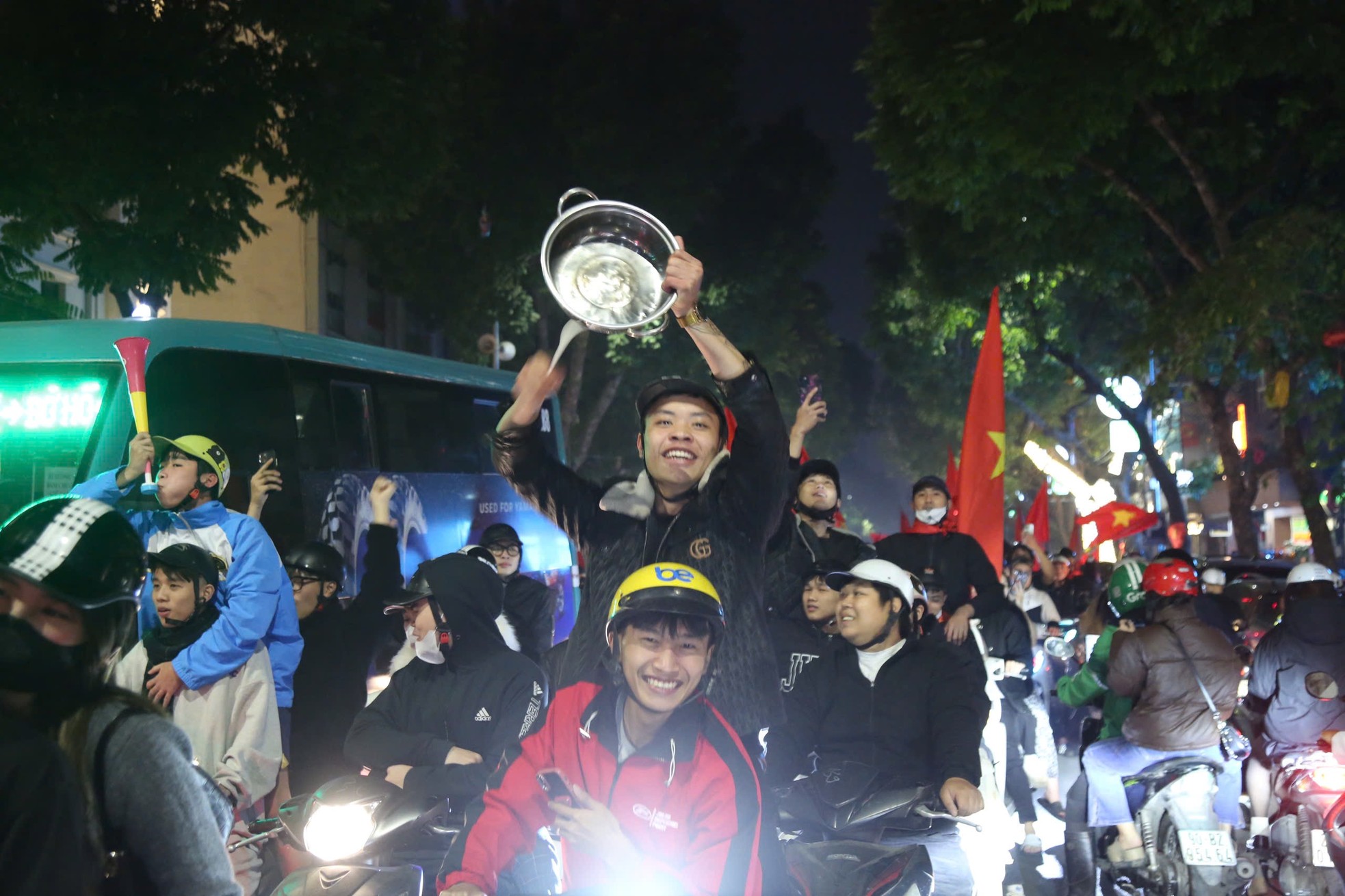 Một CĐV dùng muôi với nồi để ăn mừng chiến thắng.