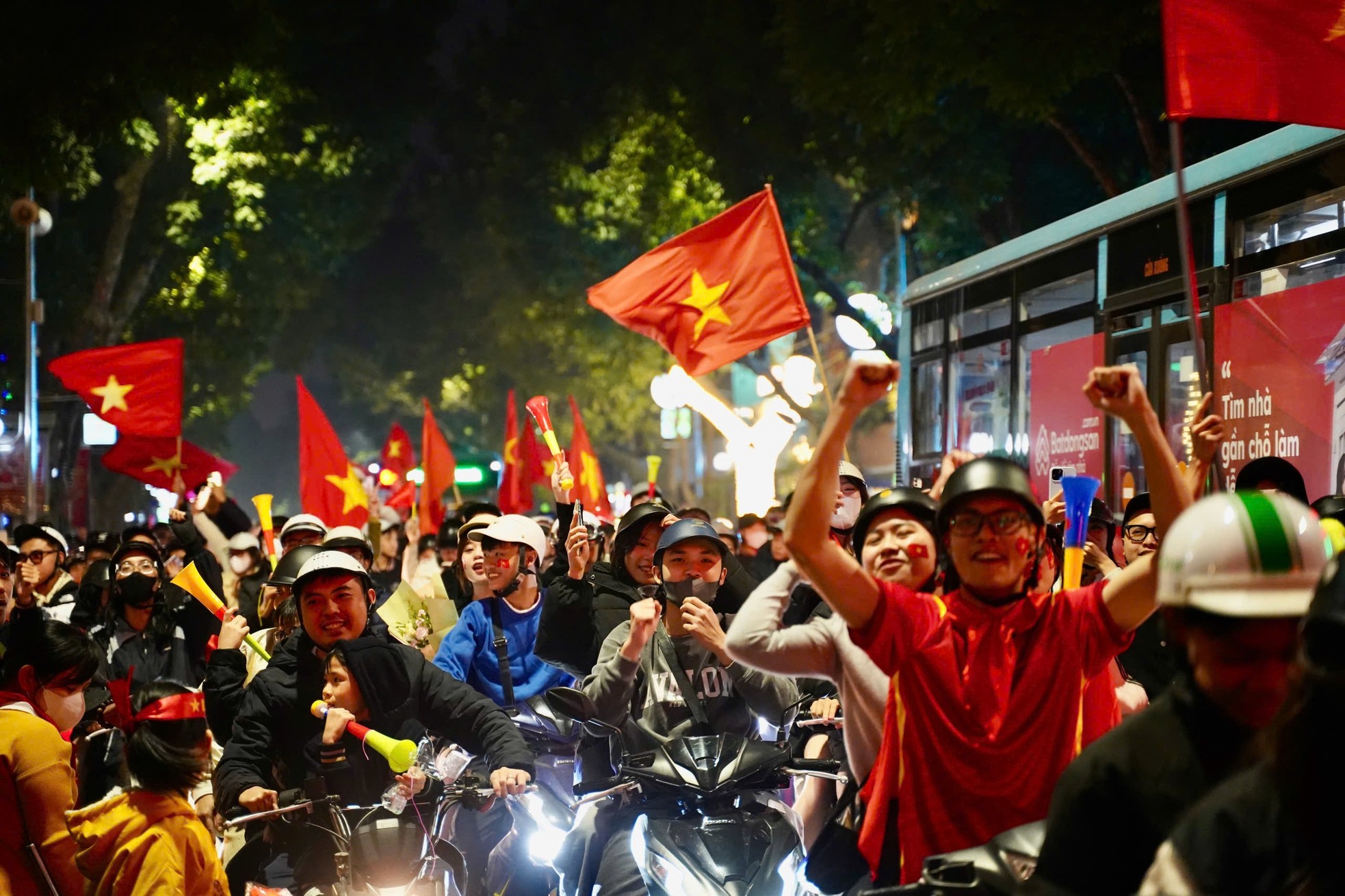 Cờ đỏ sao vàng bay phấp phới khắp phố phường Hà Nội.