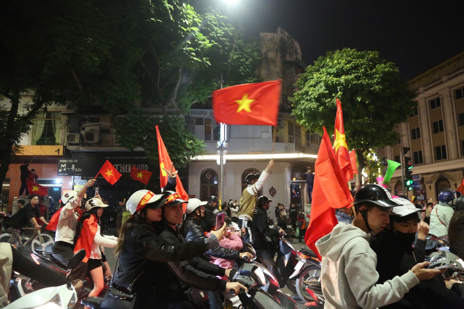 Niềm vui sướng được thể hiện rõ trên gương mặt của những người hâm mộ.