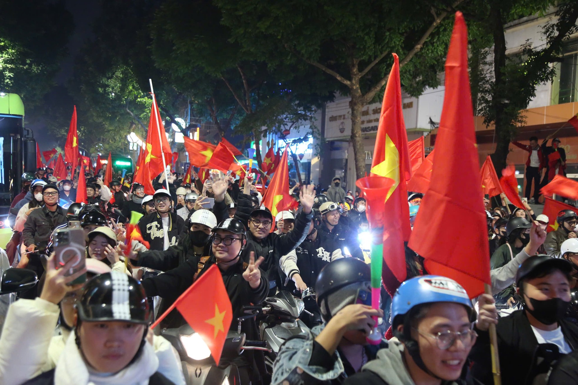 Hà Nội lại thêm một đêm không ngủ với chức vô địch của ĐT Việt Nam.