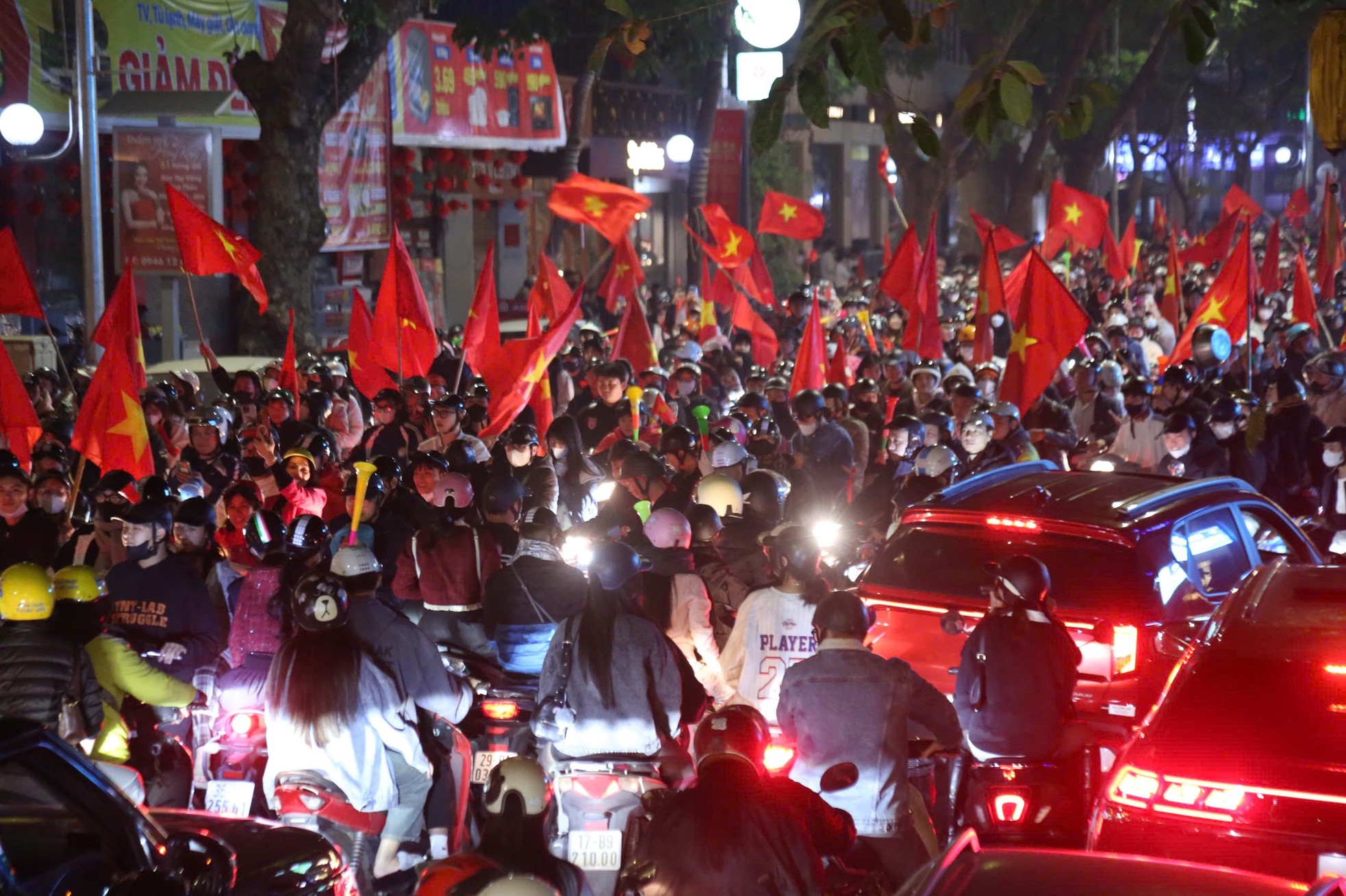 Sắc đỏ ngập tràn con phố.