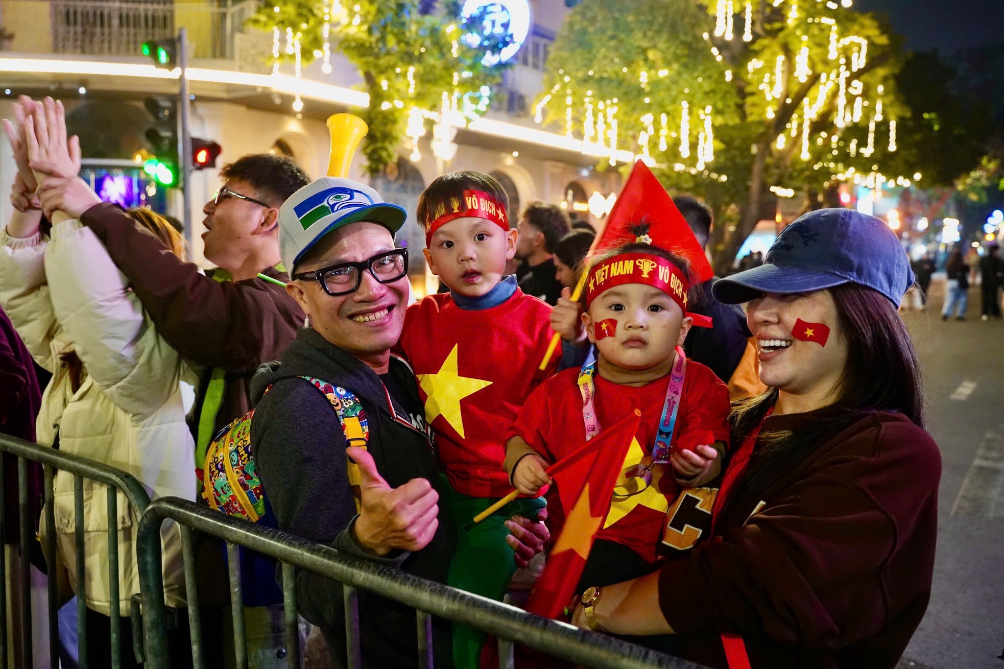 Một gia đình bày tỏ hạnh phúc và sung sướng với chiến thắng của ĐT Việt Nam trước Thái Lan.