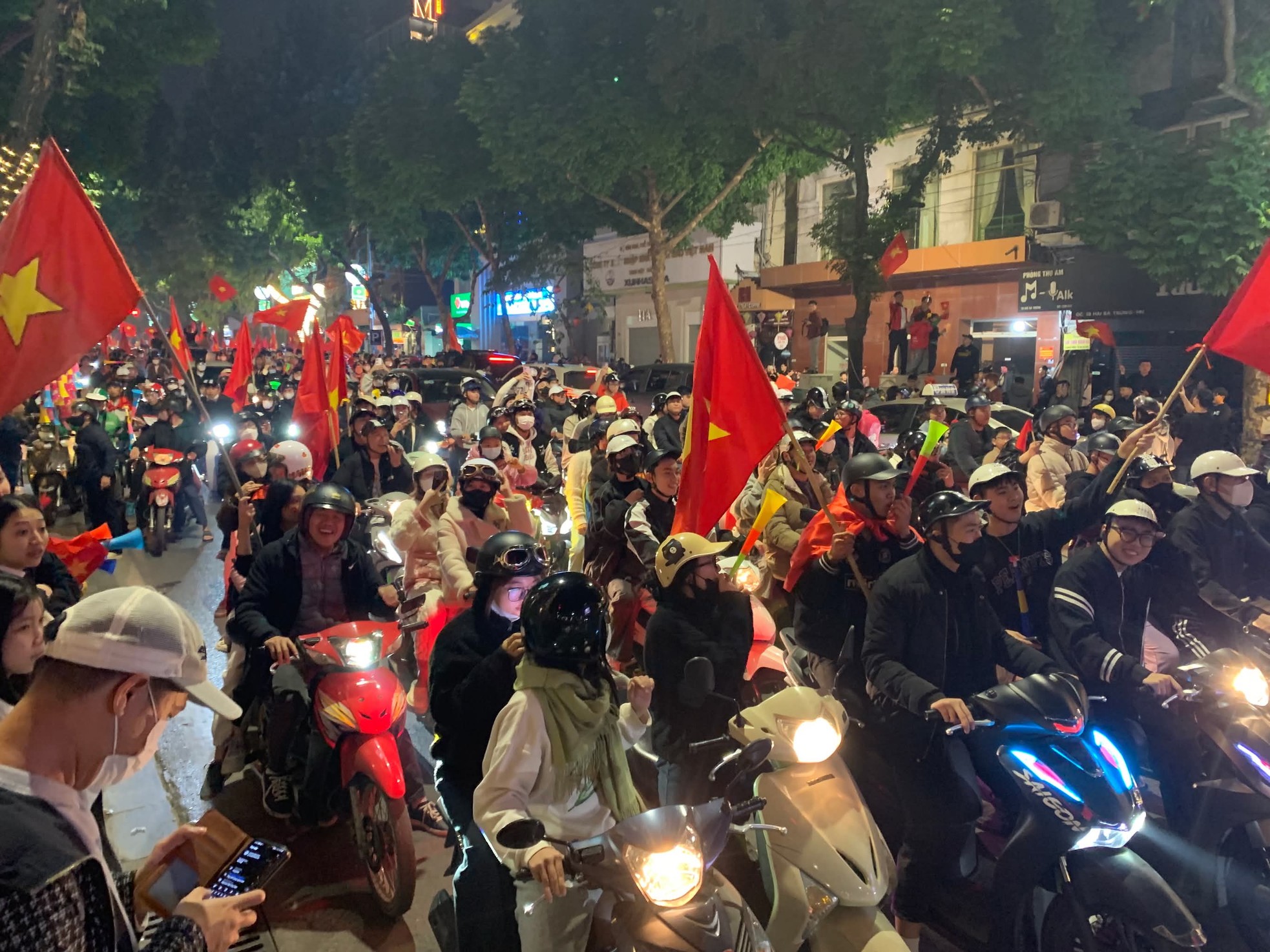 Càng về khuya, mọi ngả đường càng đông đúc.