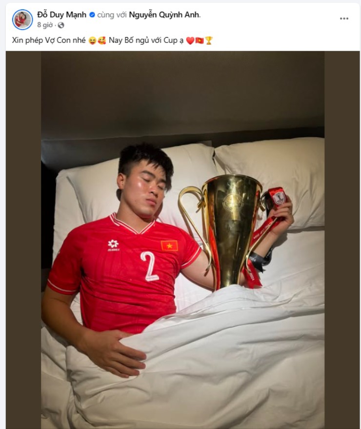 Duy Mạnh xin phép vợ ngủ cùng cúp vô địch