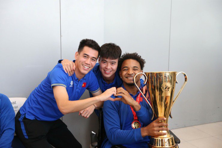 Xuân Son trở thành tâm điểm khi được các đồng đội săn đón