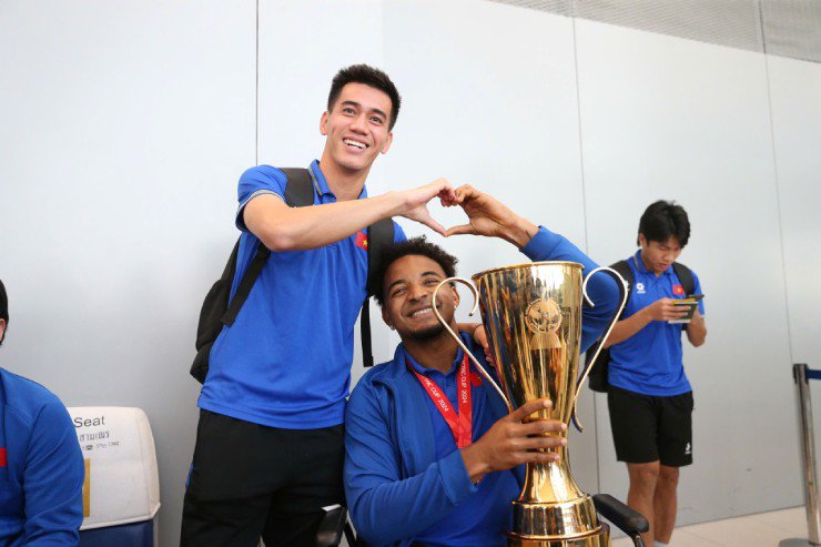 Vua phá lưới AFF Cup vẽ trái tim với Tiến Linh