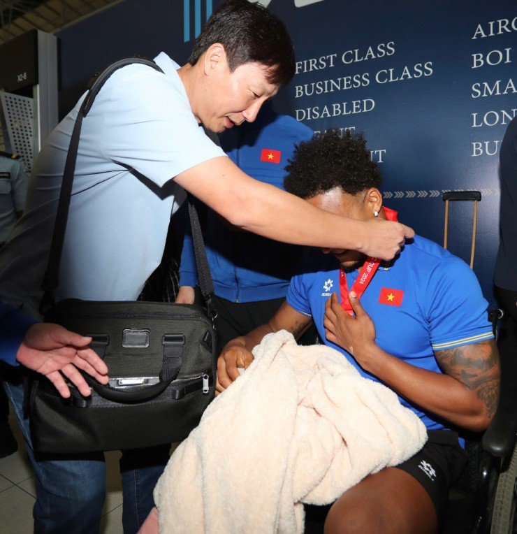 Hình ảnh hiếm thấy ĐT Việt Nam rước cúp về nước: Xuân Son amp;#34;vẽ trái timamp;#34; với Tiến Linh - 10