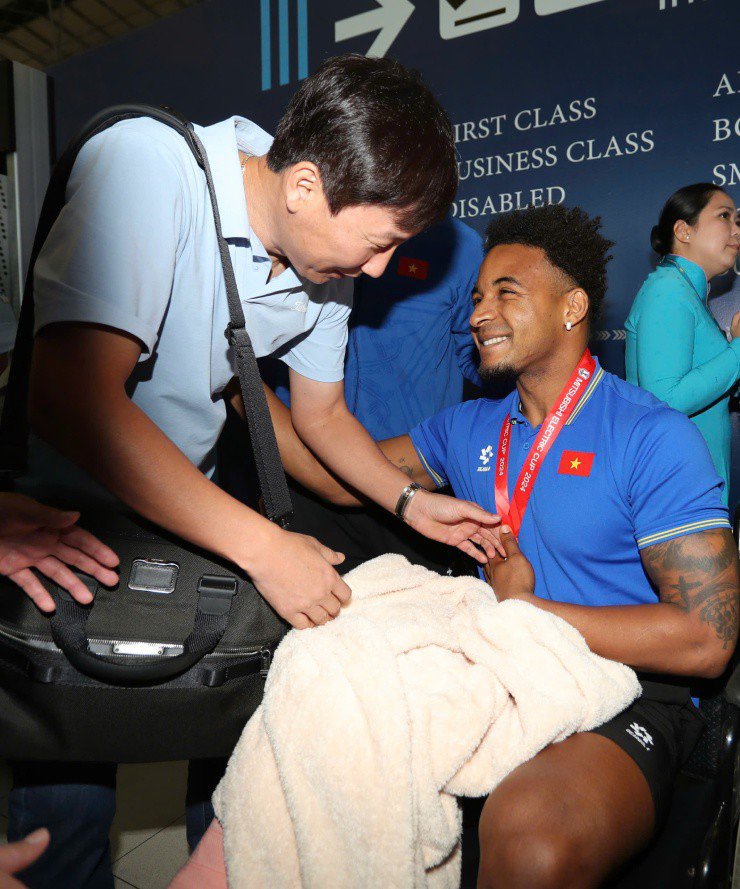 Hình ảnh hiếm thấy ĐT Việt Nam rước cúp về nước: Xuân Son amp;#34;vẽ trái timamp;#34; với Tiến Linh - 11