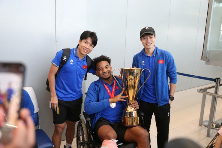 Hình ảnh hiếm thấy ĐT Việt Nam rước cúp về nước: Xuân Son amp;#34;vẽ trái timamp;#34; với Tiến Linh - 8