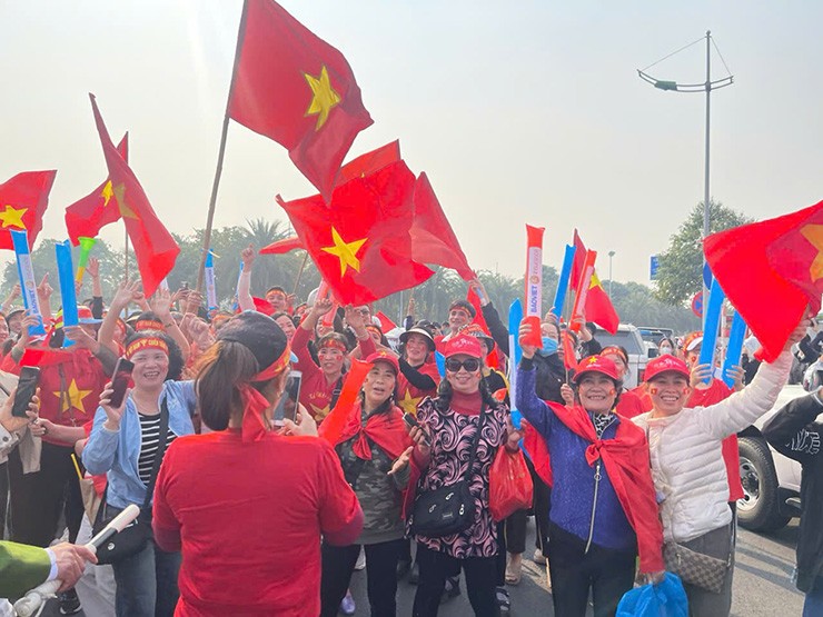 ĐT Việt Nam mang cúp về nước, fan bất ngờ vì những amp;#34;người hùngamp;#34; - 1