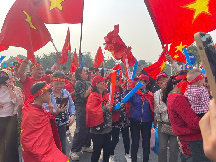 ĐT Việt Nam mang cúp về nước, fan bất ngờ vì những amp;#34;người hùngamp;#34; - 2