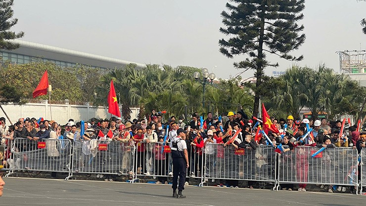 ĐT Việt Nam mang cúp về nước, fan bất ngờ vì những amp;#34;người hùngamp;#34; - 4