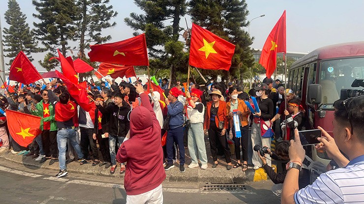 ĐT Việt Nam mang cúp về nước, fan bất ngờ vì những amp;#34;người hùngamp;#34; - 5