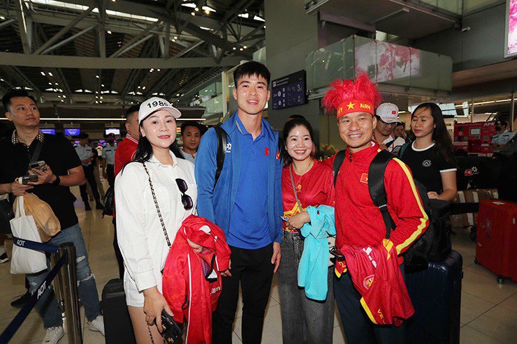 ĐT Việt Nam mang cúp về nước, fan bất ngờ vì những amp;#34;người hùngamp;#34; - 11