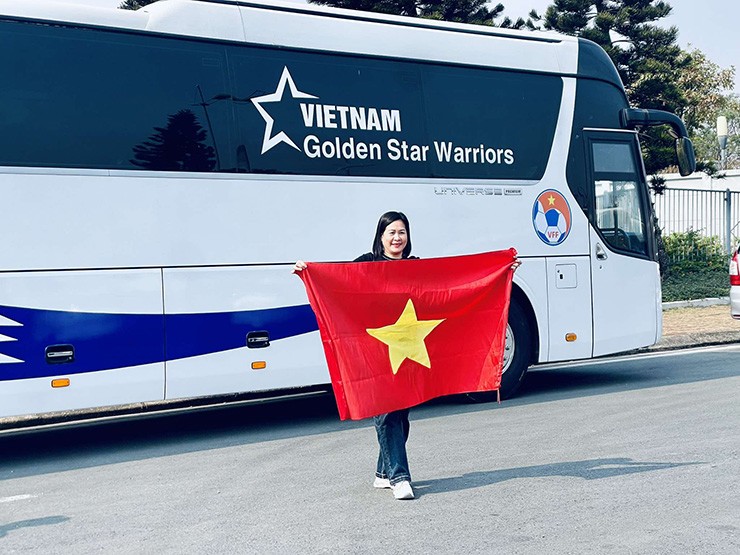 ĐT Việt Nam mang cúp về nước, fan bất ngờ vì những amp;#34;người hùngamp;#34; - 8