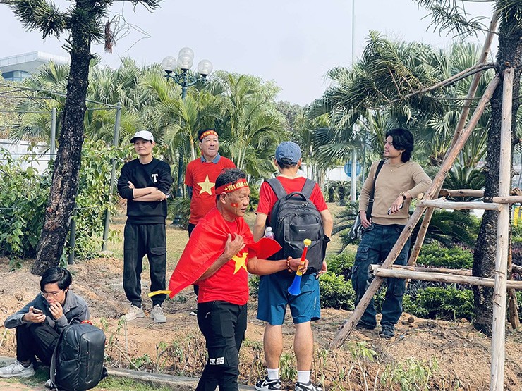 ĐT Việt Nam mang cúp về nước, fan bất ngờ vì những amp;#34;người hùngamp;#34; - 9