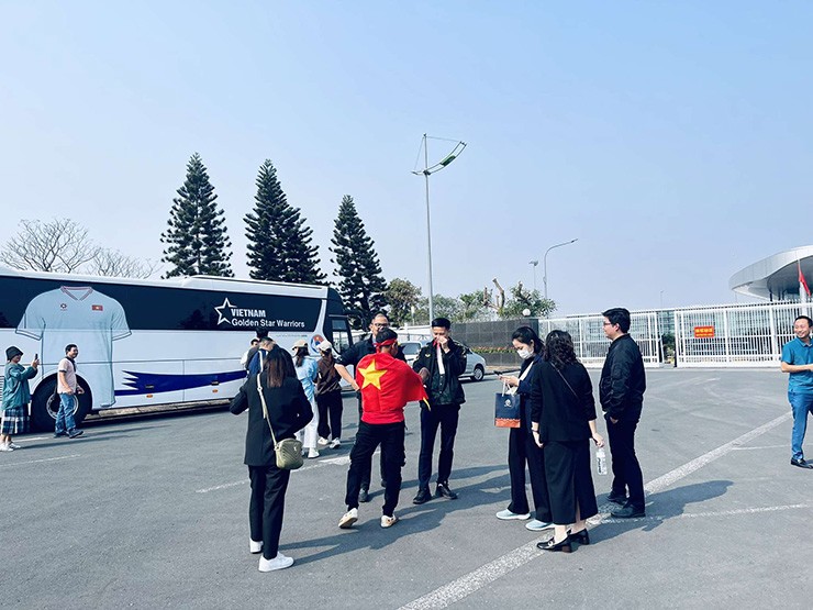 ĐT Việt Nam mang cúp về nước, fan bất ngờ vì những amp;#34;người hùngamp;#34; - 10