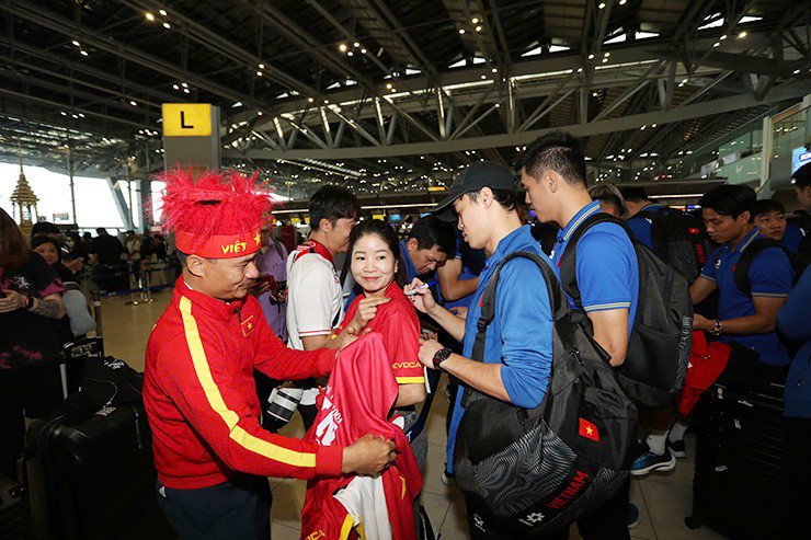 ĐT Việt Nam mang cúp về nước, fan bất ngờ vì những amp;#34;người hùngamp;#34; - 14