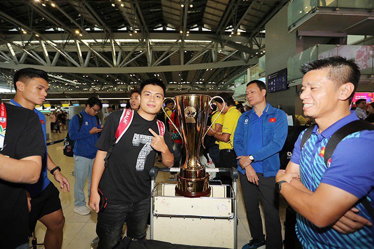 ĐT Việt Nam mang cúp về nước, fan bất ngờ vì những amp;#34;người hùngamp;#34; - 15