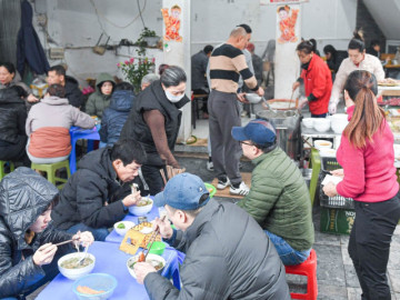 Quán phở 3 đời ở Hà Nội bán vài giờ mỗi sáng, khách đến muộn tiếc nuối ra về