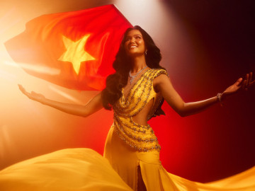 H'Hen Niê mặc lại đầm vàng 'huyền thoại' kỷ niệm 7 năm đăng quang