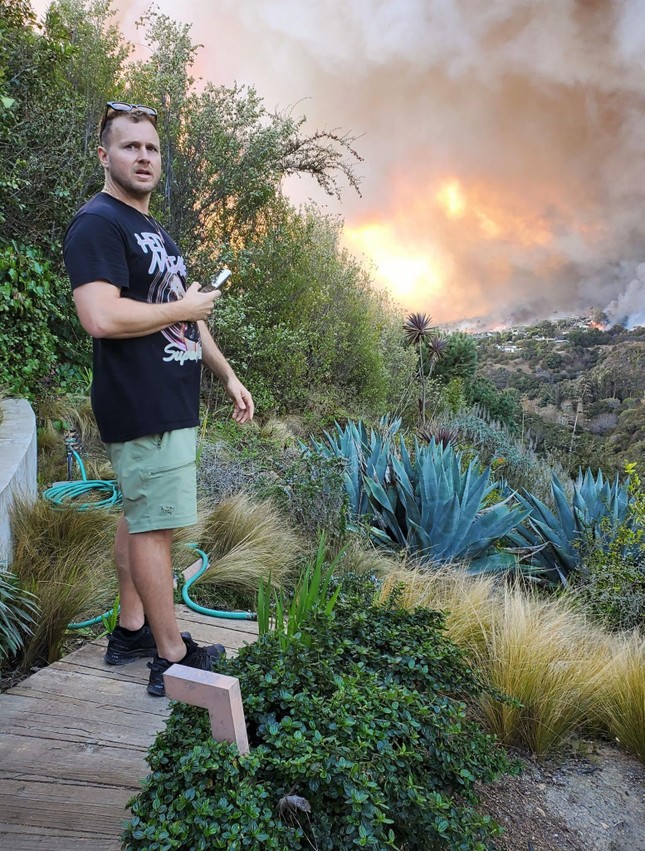 Spencer Pratt trông thất thần khi chứng kiến nhà bị lửa thiêu rụi. Ảnh: Mega.