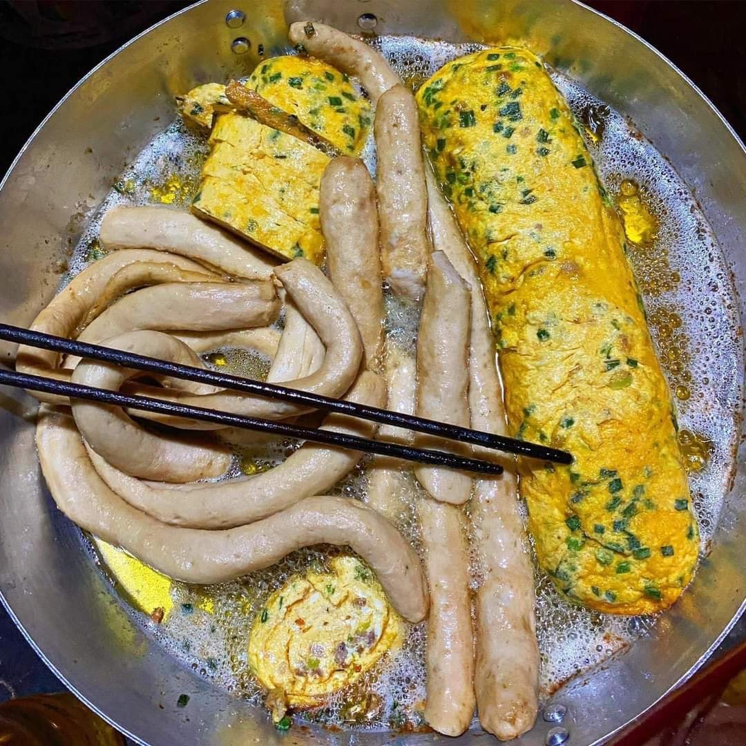 “Topping” siêu đỉnh của món xôi Vinh: chả và trứng rạn cuộn.