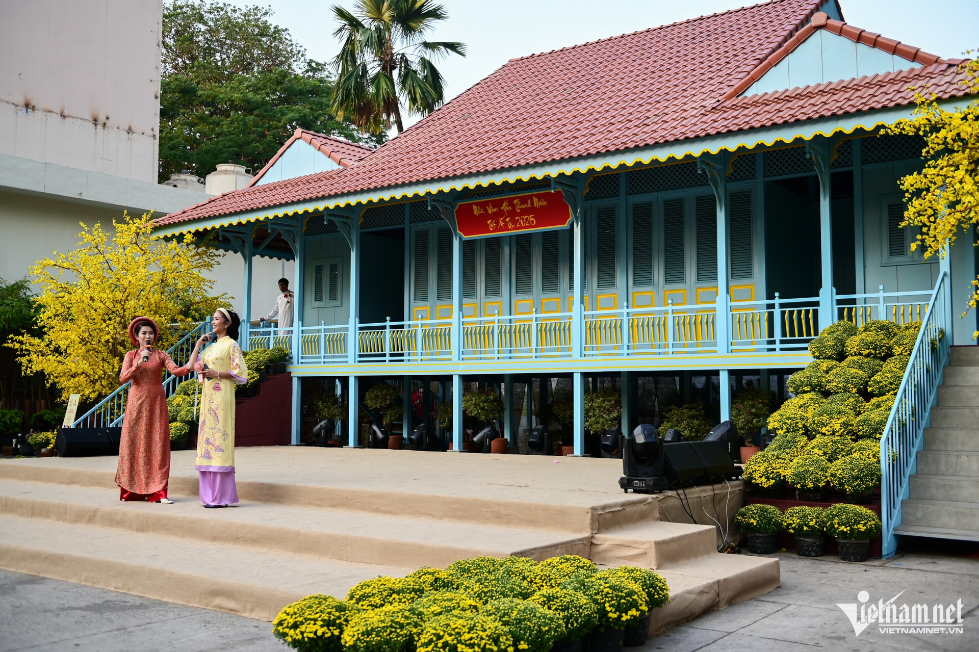 Nô nức check-in nhà sàn vườn mai vàng rực ở trung tâm tphcm - 3