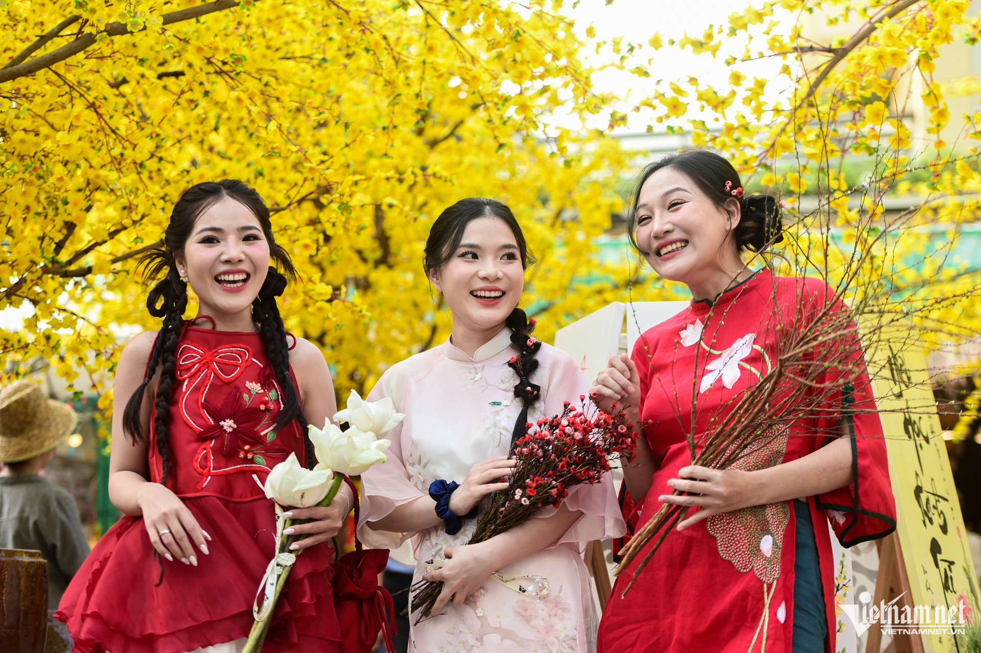Nô nức check-in nhà sàn vườn mai vàng rực ở trung tâm tphcm - 1