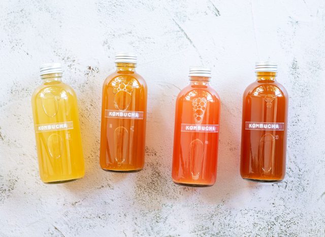 Kombucha chứa nhiều chất chống oxy hóa, enzyme cùng với các vitamin và khoáng chất tốt cho sức khỏe của bạn.