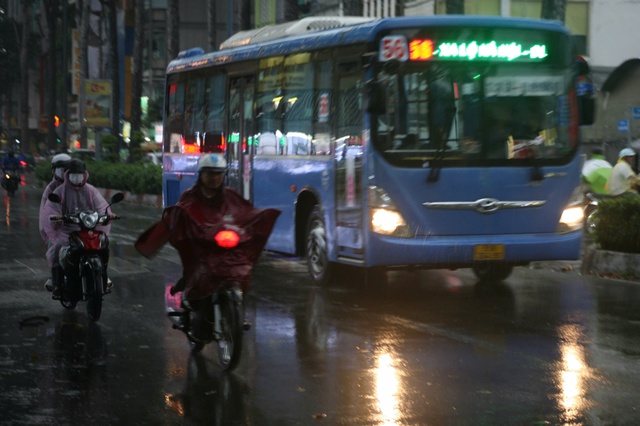 Hôm nay, thời tiết TP HCM tiếp tục có mưa trái mùa, chủ yếu là mưa rào và dông từ vài nơi cho tới rải rác