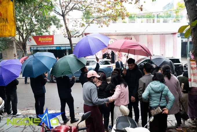 An ninh được thắt chặt xung quanh nhà Phương Nhi.