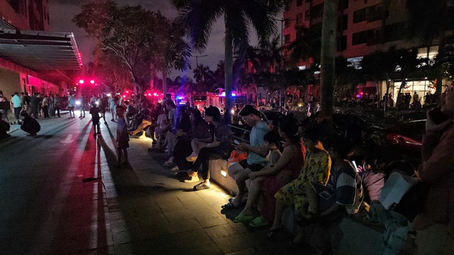 Hàng trăm cư dân thoát ra ngoài theo lối thang bộ. Ảnh: Thanh Nhân