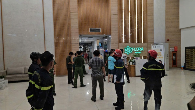 Cảnh sát tiến vào chung cư để dập lửa và điều tra nguyên nhân. Ảnh: Thanh Nhân.