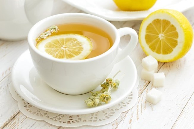 Chanh rất giàu vitamin C, giúp hòa tan axit uric.