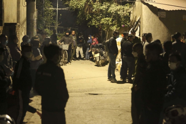 Rất đông người dân bàng hoàng nghe tin. Ảnh: H.N